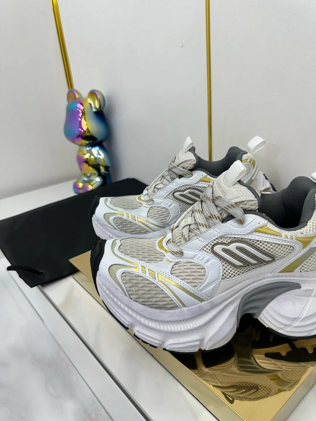 👟👟Ex-factory price 680👟👟 Balenciaga Balenciaga CARGO 6XL Sneakers Round-toe lace-up Low-cut lifestyle mesh lace-up Low-cut catwalk retro Balenciaga is always at the forefront of fashion. This model has huge size and eye-catching design. It is in line with the current "" trend. It uses an all-black color scheme to create a low-key yet gorgeous effect. The 6XL size makes it a conspicuous presence in the market. Suitable for people who pursue individuality. The products released this time once again reflect their innovation capabilities. They are made of microfiber and mesh. Its avant-garde design, exaggerated volume and reflective details give it a special silhouette. It is made of mesh material, which brings good foot feel, comfortable and breathable. The appearance still adopts the classic shape. The shoe body is fashionable and easy to wear. Item No.: 815859 W2MV2 1012 Size: 35-46